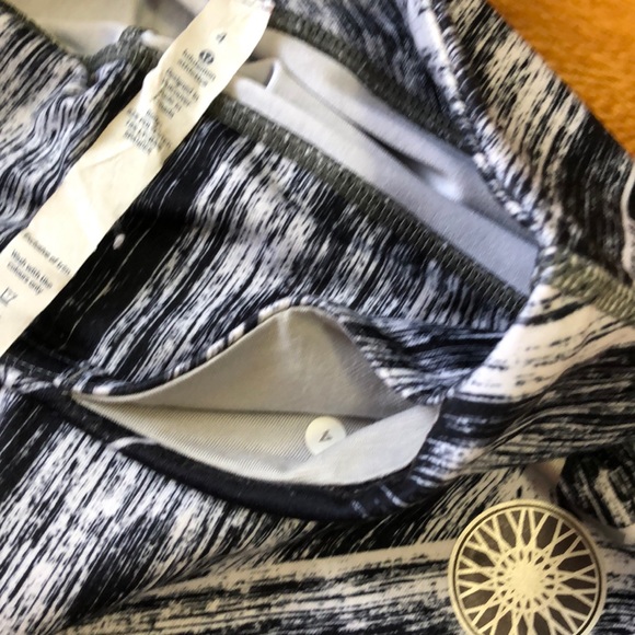 EUC SoulCycle lululemon Wunder Under Crop Sz 4 - Picture 3 of 4